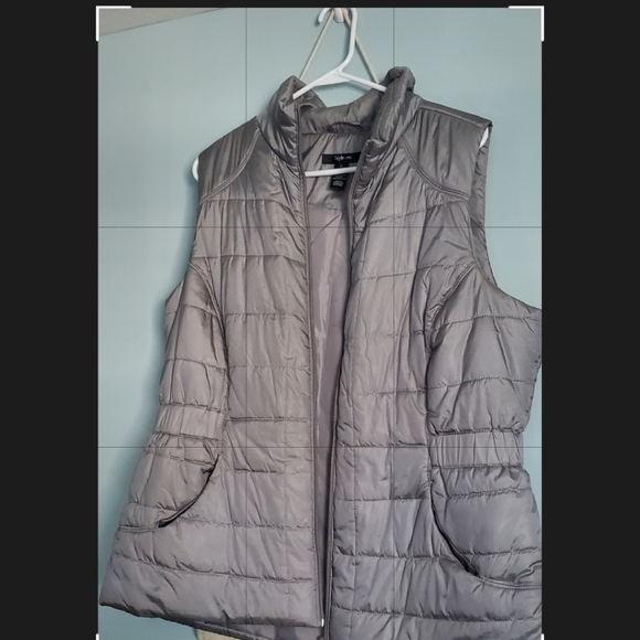 Cute grey puff vest - Picture 2 of 5